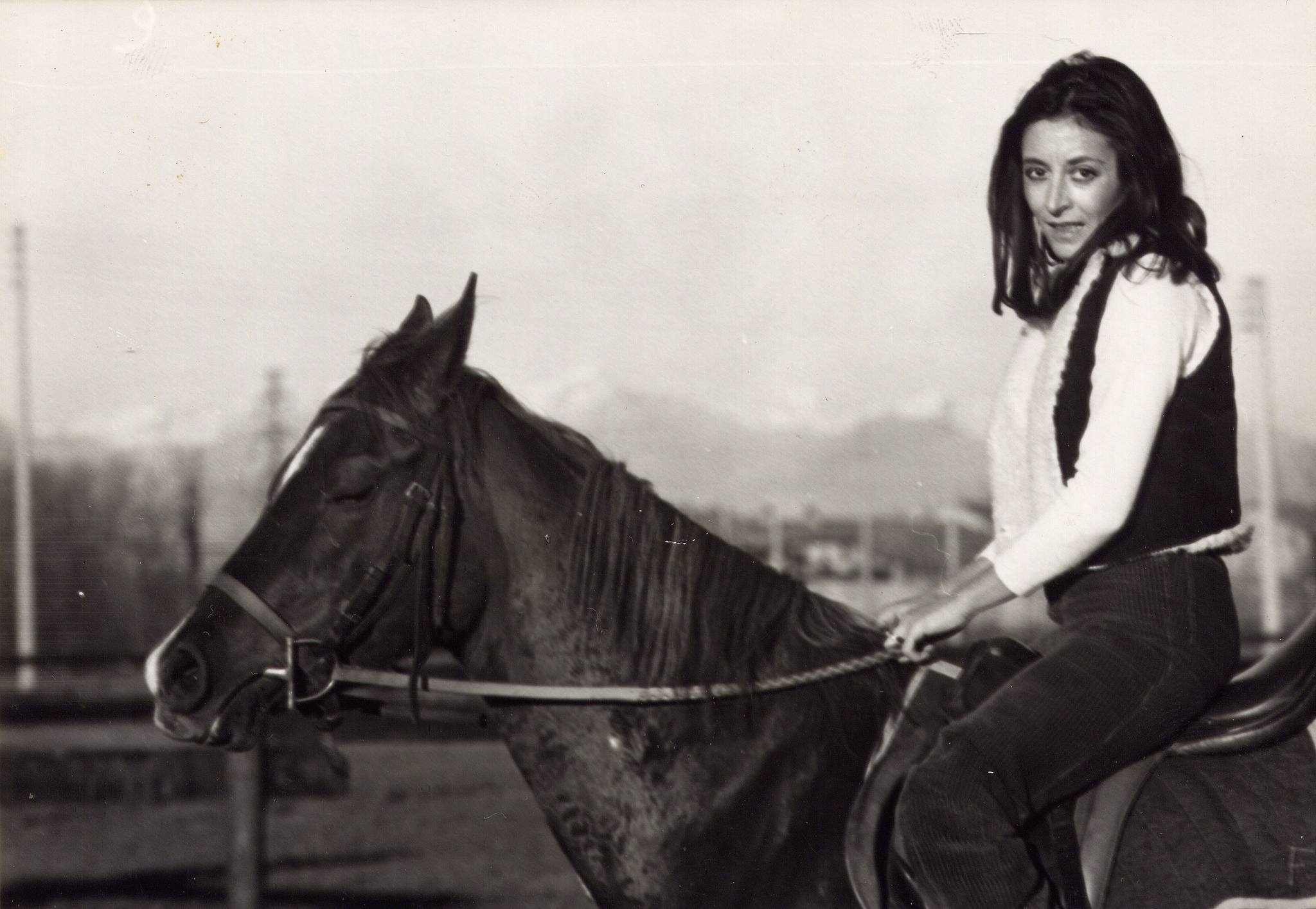 Carla a cavallo in una fotografia in bianco e nero del 1970.