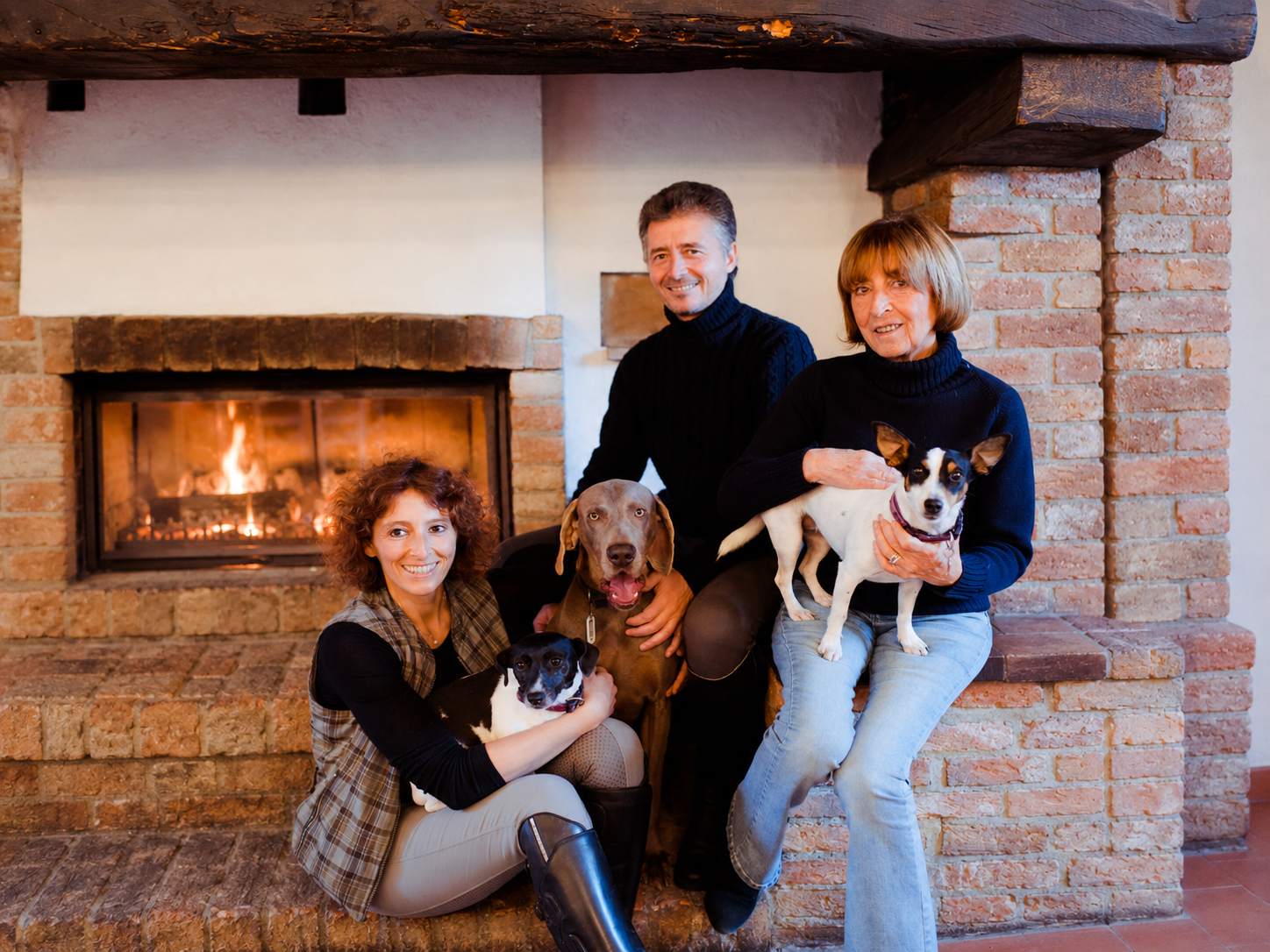 La famiglia Trintinaglia riunita davanti al camino, insieme ai cani di casa.