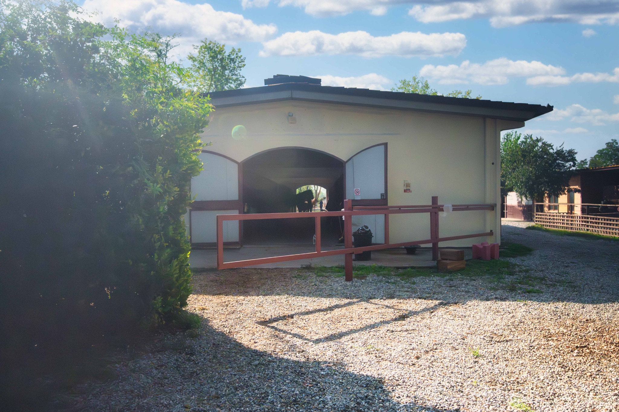 Ingresso della scuderia del Remolino, con portone aperto sul corridoio interno. Sulla destra i box esterni.