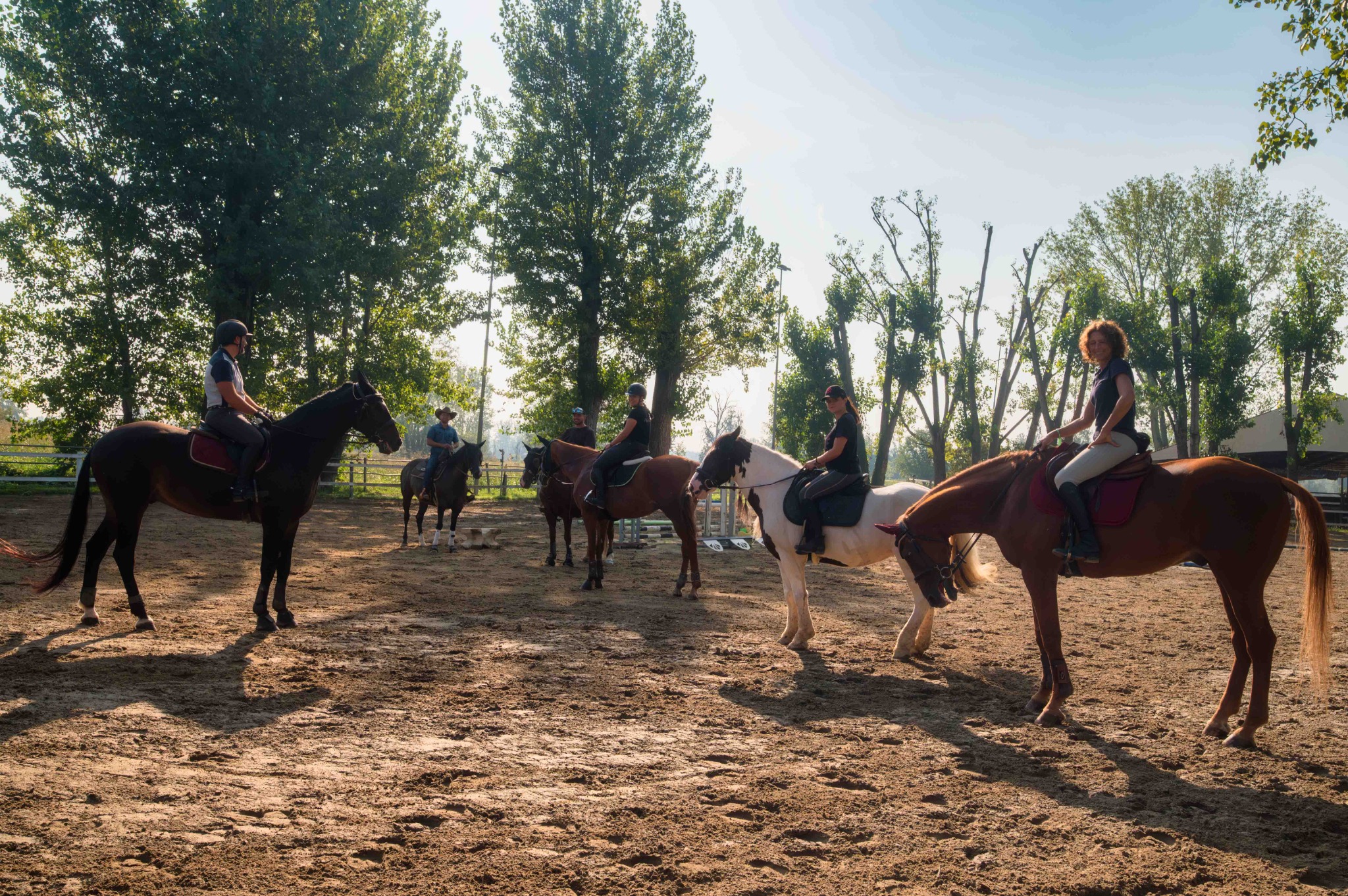 Clienti del Remolino riuniti a cavallo all’aperto.